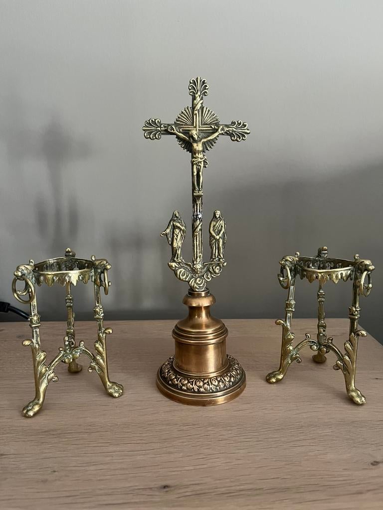 Crucifix en cuivre avec ornements d'accompagnement., Enlèvement, Cuivre
