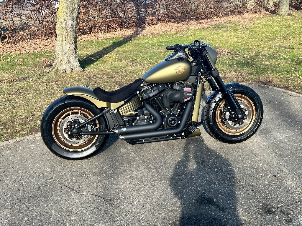 Harley Fat Bob 114 Full Custom Carbon gloednieuw 3000km, Motoren, 2 cilinders, Nieuw, Particulier, ABS