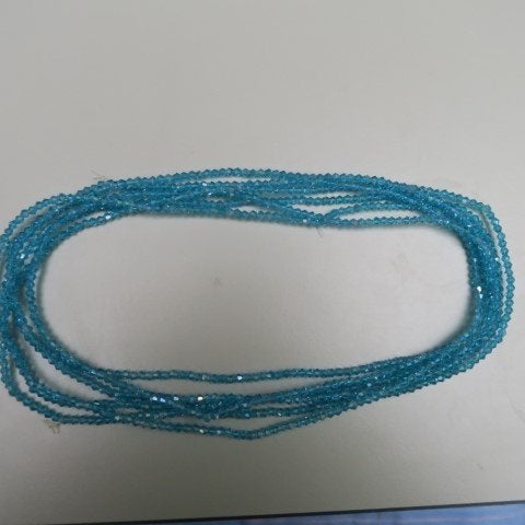Halsjuweel blauwe steentjes (3x) lengte 106 cm rekbaar, Bijoux, Sacs & Beauté, Colliers, Enlèvement ou Envoi, Neuf, Bleu, Pierre ou Minéral