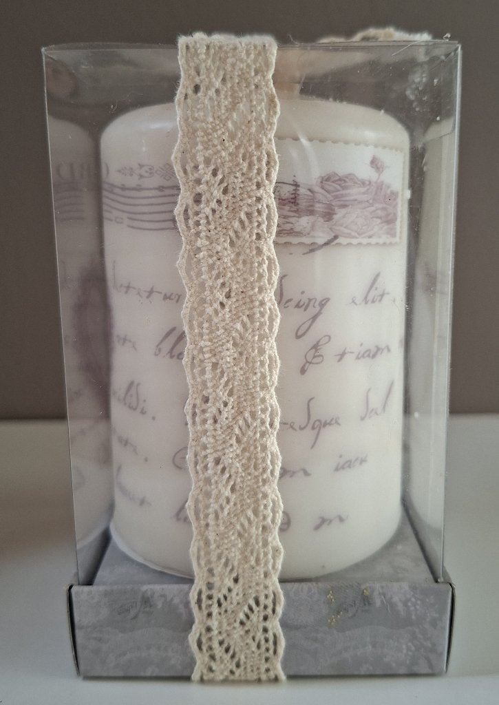 Witte kaars met paarse letters (nieuw verpakt), Ophalen, 12 cm, Wit, Nieuw