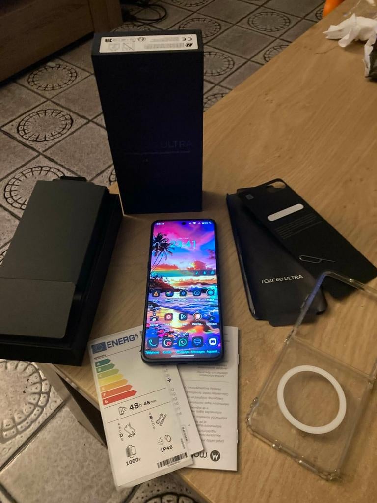 Échange Motorola Razr 60 Ultra, Télécoms, Neuf, À clapet, 6 mégapixels ou plus, Enlèvement