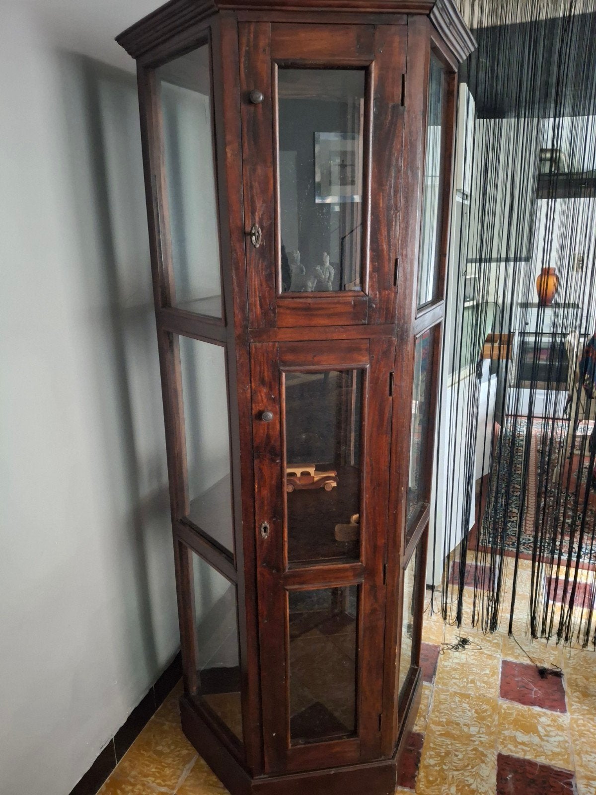 Toonkast hout en glas, Maison & Meubles, Armoires | Autre, Enlèvement