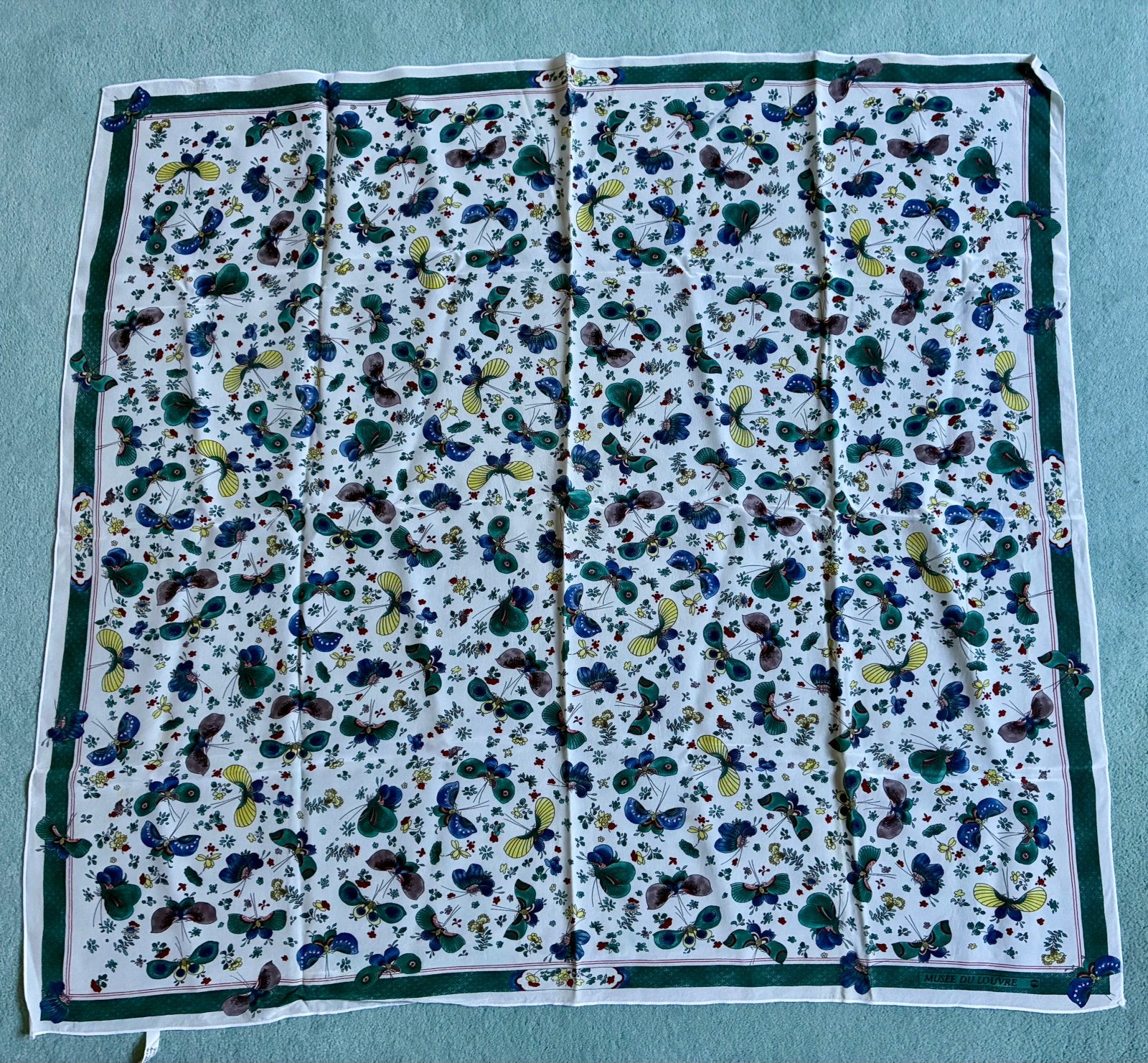 Vintage ,grote ,zijde foulard met vlinders en bloemen., Ophalen of Verzenden, Gedragen, Sjaal