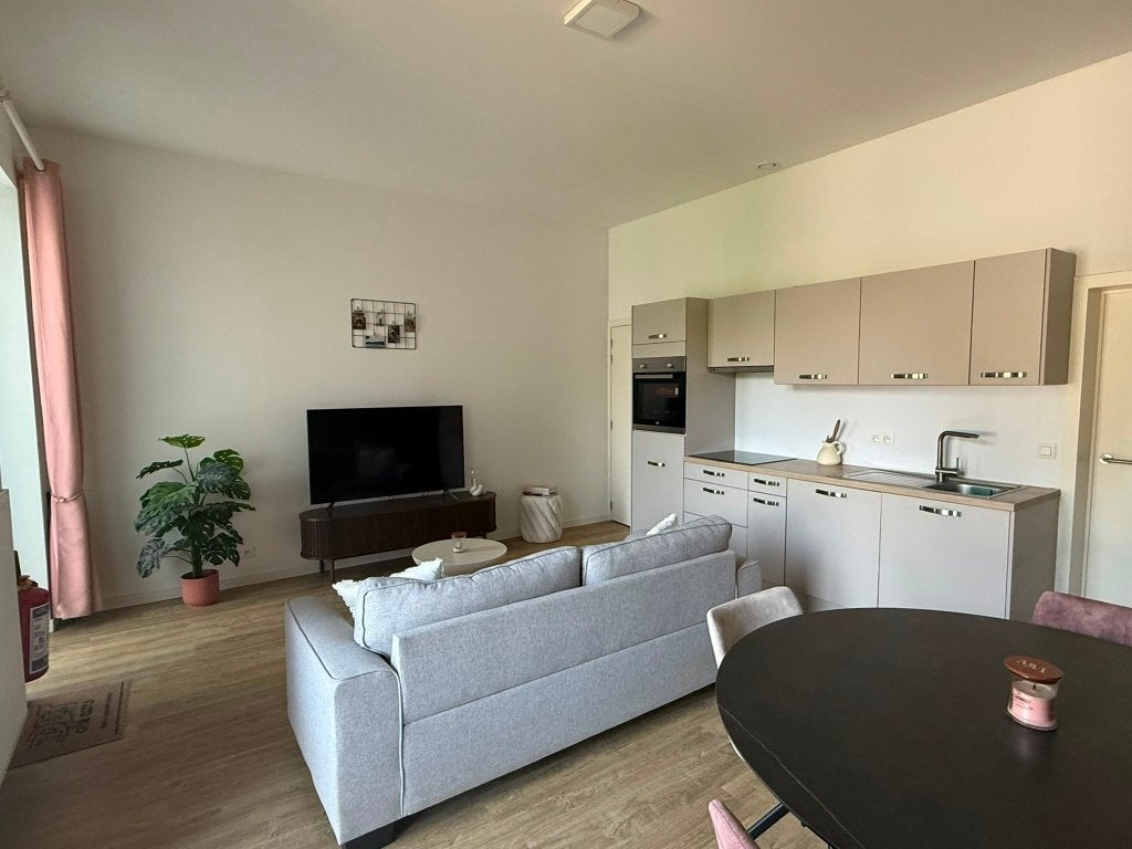 appartement 1 slpk station Halle, met afgesloten staanplaats, Immo, Appartementen en Studio's te huur, 50 m² of meer