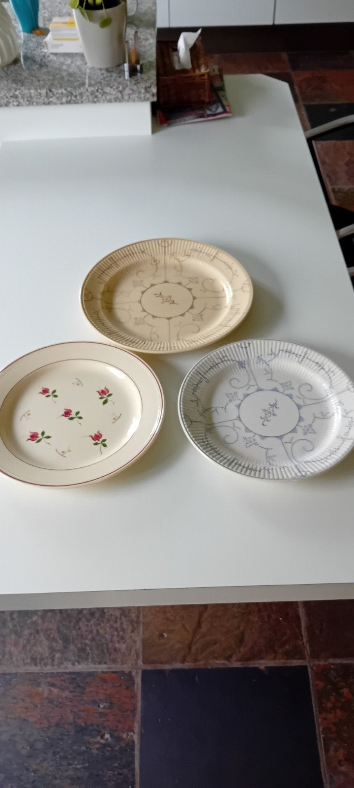 3 assiettes anciennes en porcelaine BOCH, Antiquités & Art, Enlèvement ou Envoi