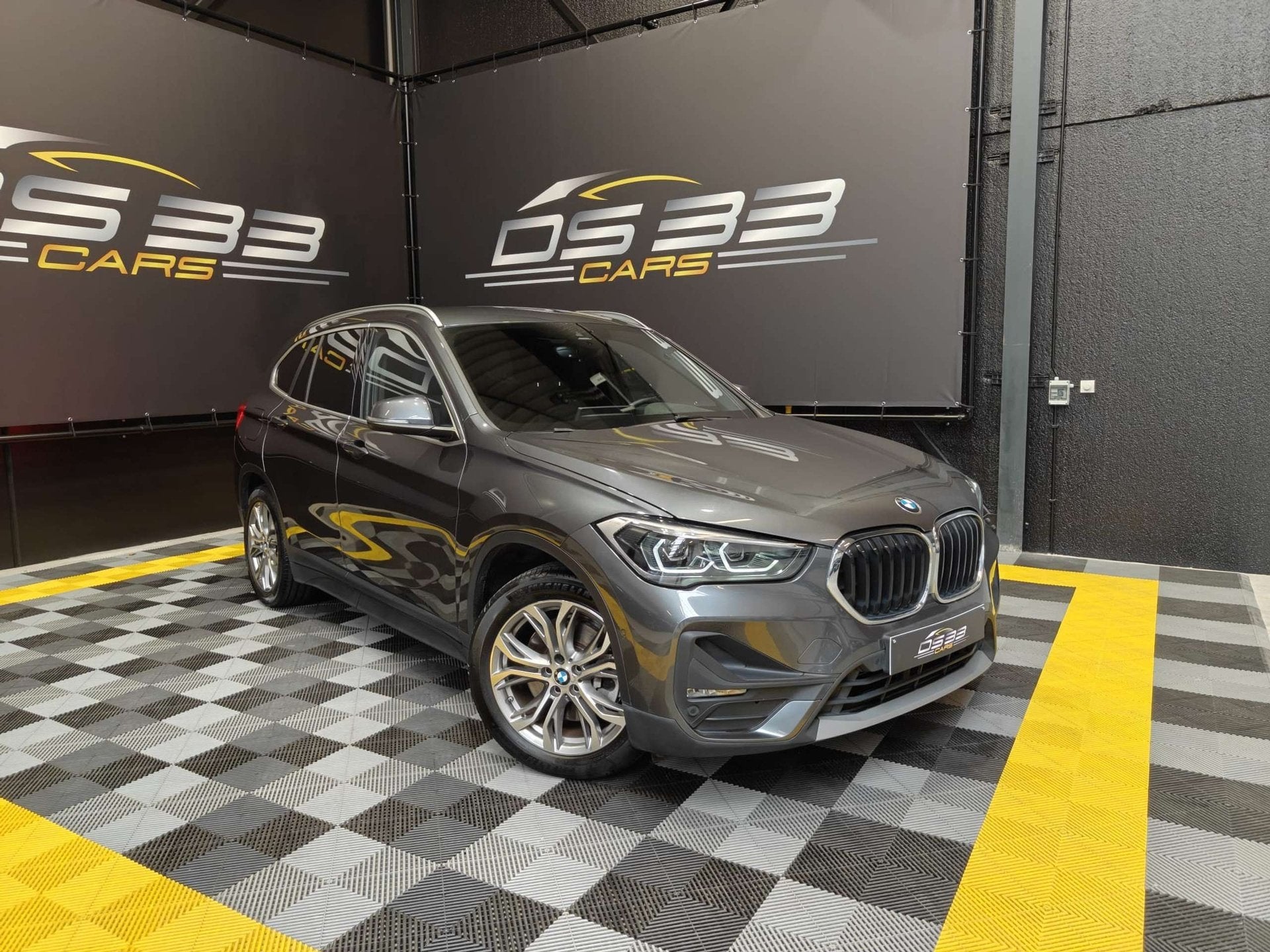 BMW X1 PHEV xDrive25e/LED/18"/HUD/AdCruise/ZV/CAM/GPS, Auto's, Dealer onderhouden, Stof, Gebruikt, Multifunctioneel stuurwiel