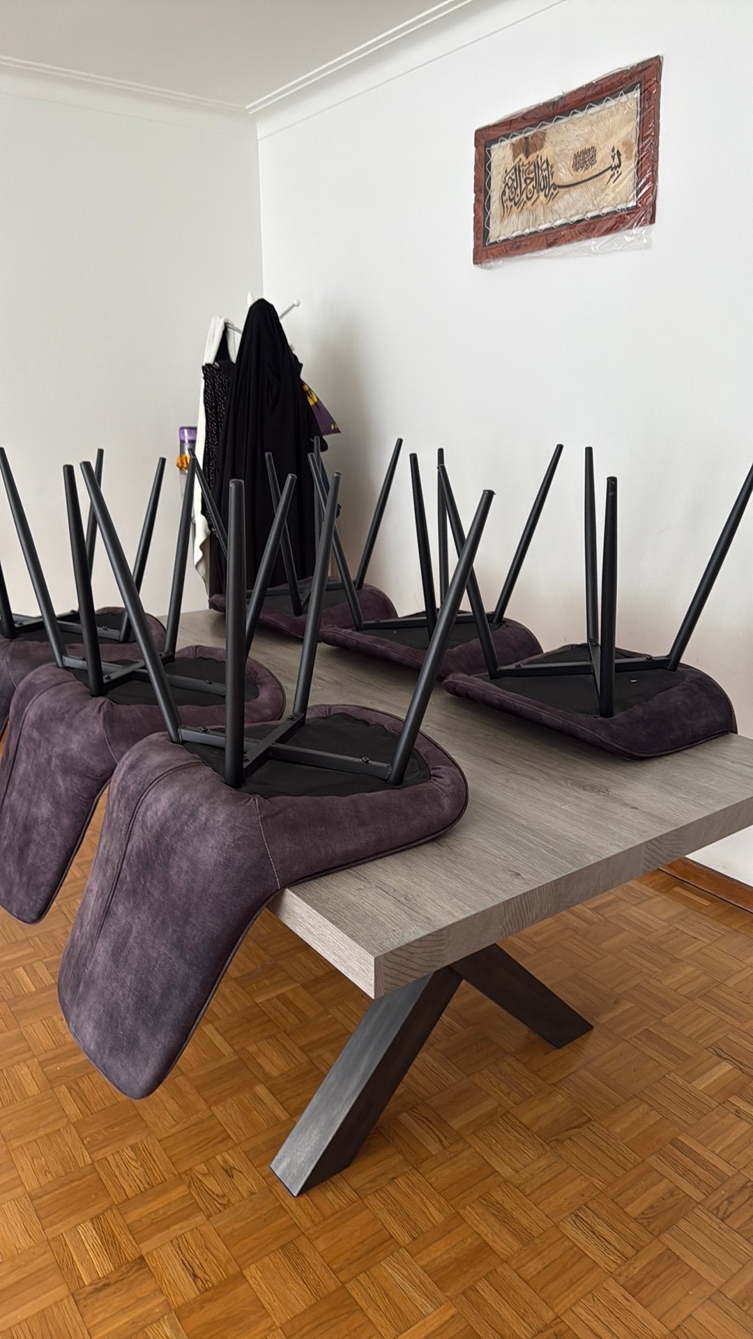 Moderne Eettafel met 6 Stoelen – Zeer goede staat – €200, Computers en Software, Laptoptafels, Ophalen, Zo goed als nieuw