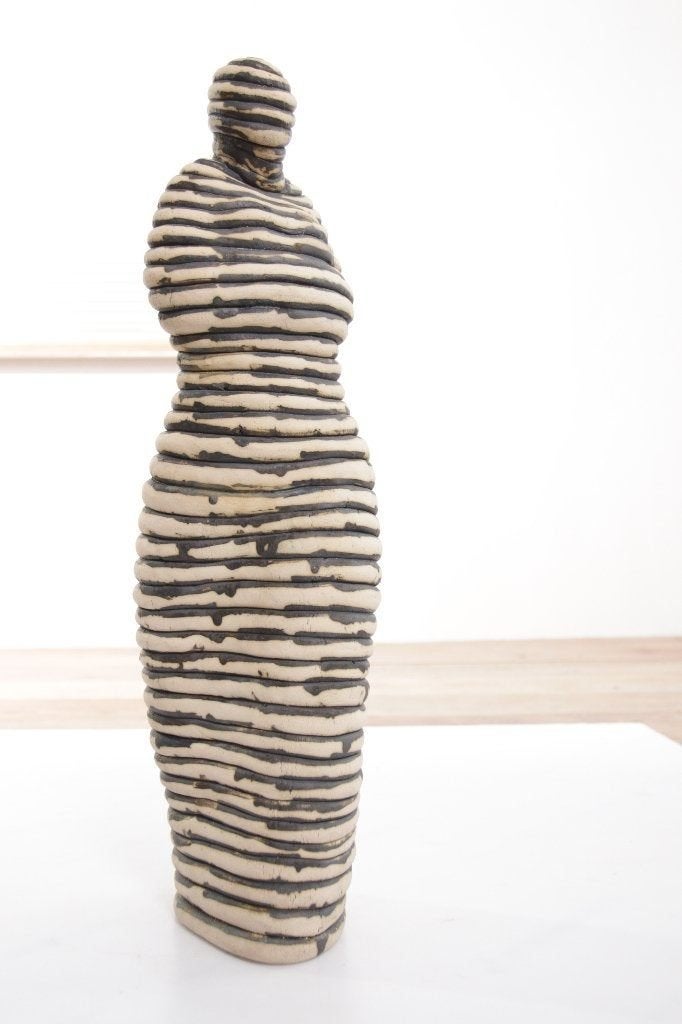 Andrea Dogterom - Ceramic Sculpture Women in Stripes, Ophalen, 50 - 100 cm, Steen of Keramiek, Beeld