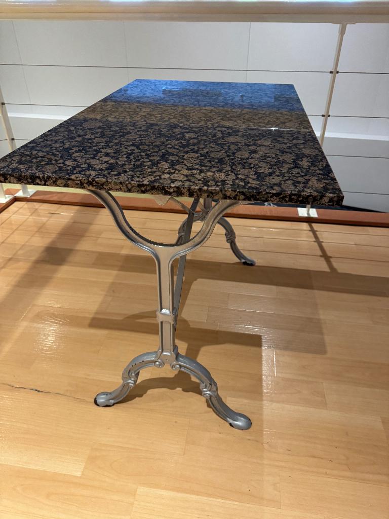 Marmeren bistro tafel met gietijzeren onderstel, Enlèvement