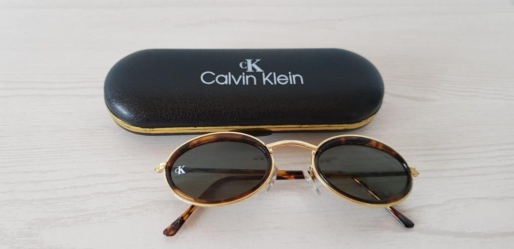 zonnebril Calvin Klein (+ opbergdoosje), Ophalen, Zo goed als nieuw, Zonnebril, Overige merken