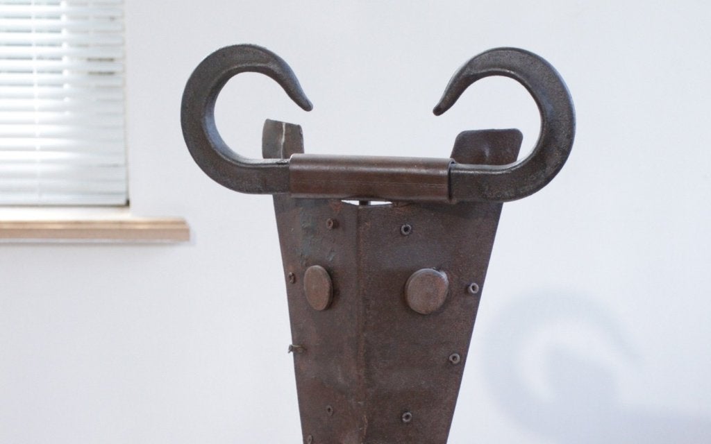 Brutalistisch stierenmasker van smeedijzer op houten voet, Mammifère, Brun, Métal, Masque