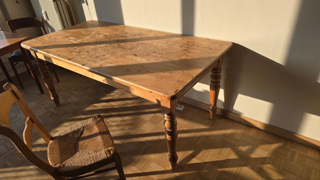 Table en bois (pin) avec 5 chaises (+1 à restaurer), Sports nautiques & Bateaux, Voiles & Accessoires de voile
