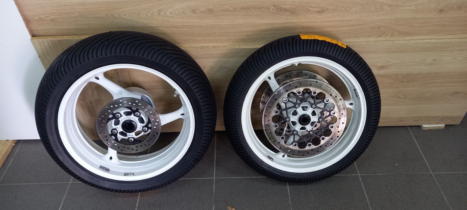 Gsxr 600/750 l1 velgen met nieuwe regenbanden, Motoren, Ophalen