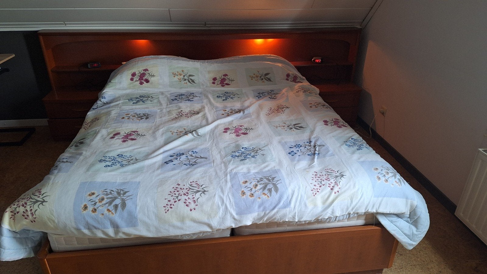 Dubbel bed met matrassen topper en dekbed met overtrek, Ophalen, Gebruikt, Tweepersoons, Kerselaar Klassiek