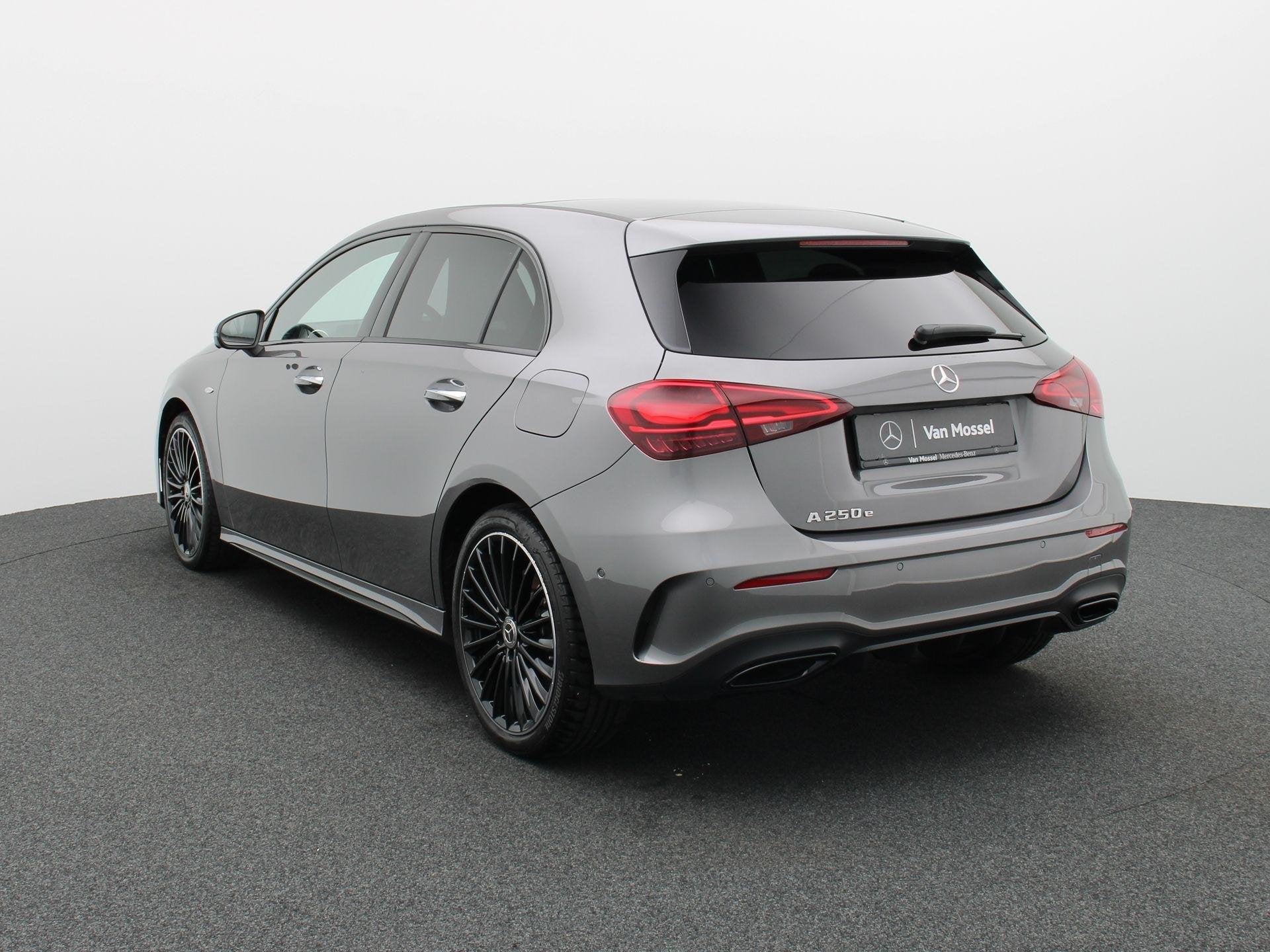 Mercedes-Benz A 250 e AMG Line + PREMIUM PLUS + PANO DAK + M, Auto's, Dealer onderhouden, Gebruikt, Zwart, 16 kWh