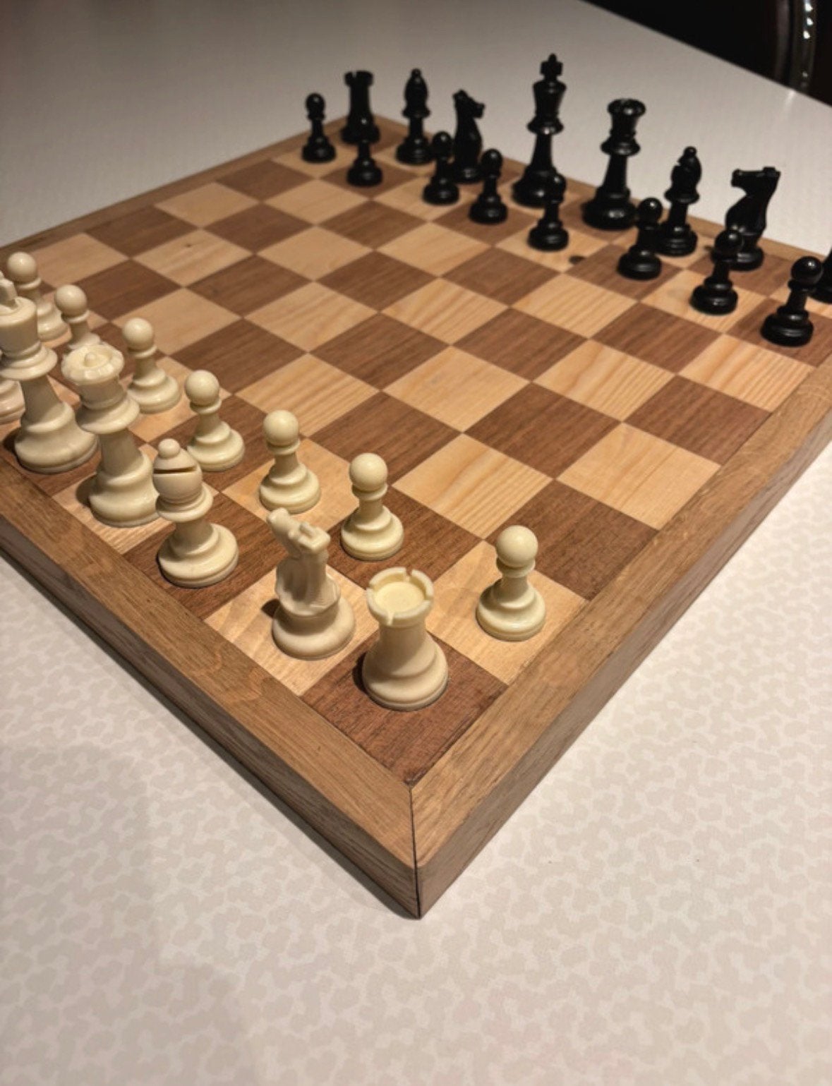 Plateau d’échecs en bois  contour en chêne négociable, Enlèvement ou Envoi, Comme neuf