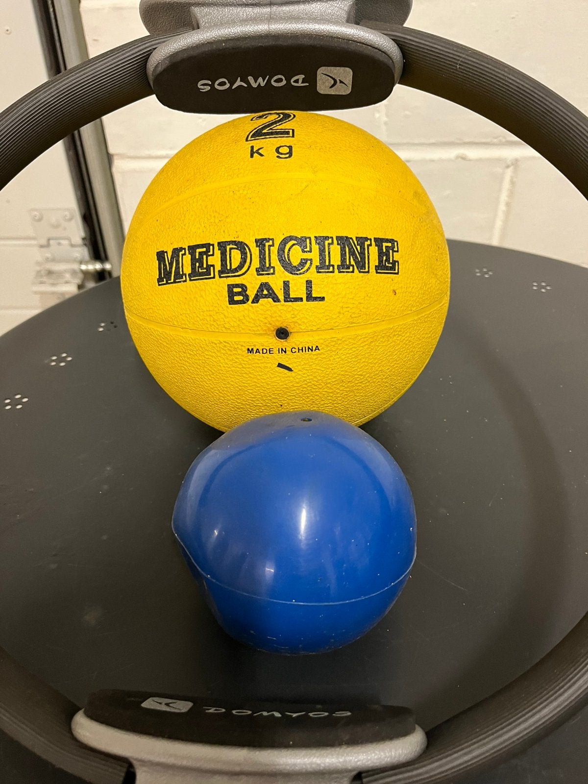 Balle medecine 2kg + Domyos Anneau de Pilates, Enlèvement, Utilisé, Jambes, Médecine balle