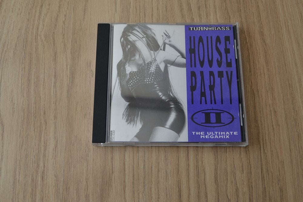 CD Turn up the bass houseparty II the ultimate megamix, Cd's en Dvd's, Ophalen of Verzenden, Gebruikt, Dance Populair, Album