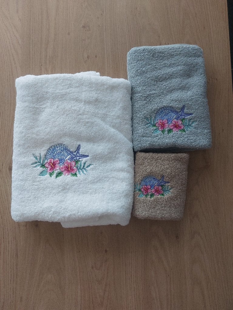 Ensemble de 3 serviettes brodées avec un coquillage, Maison & Meubles, Salle de bain | Linge de bain & Accessoires, Neuf, Autres marques
