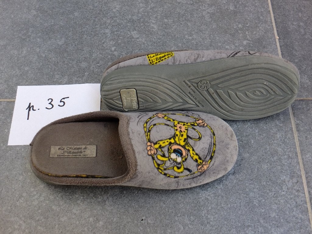 3 paires de pantoufles enfants pointures 24, 28 - 29 et 35, Ophalen of Verzenden, Gebruikt, Jongen of Meisje, Overige typen