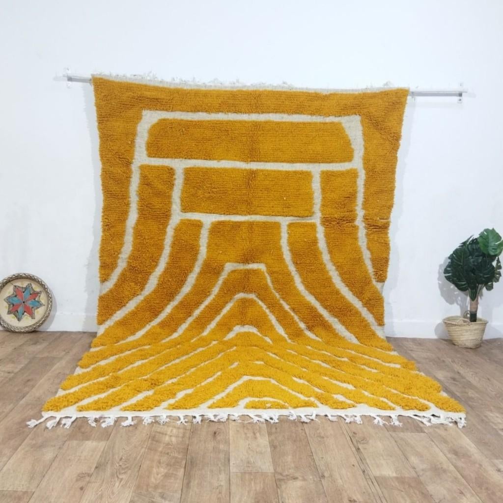 Grand tapis berbère marocain en laine jaune moutarde et écru, Antiquités & Art, Envoi