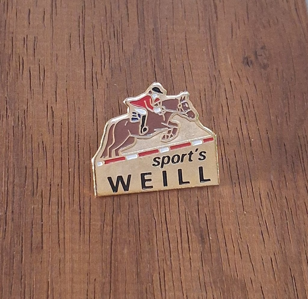 PIN - SPORT'S WEILL - PAARDENSPORT - PAARDENKOERS - JUMPING, Verzenden, Gebruikt, Sport, Speldje of Pin