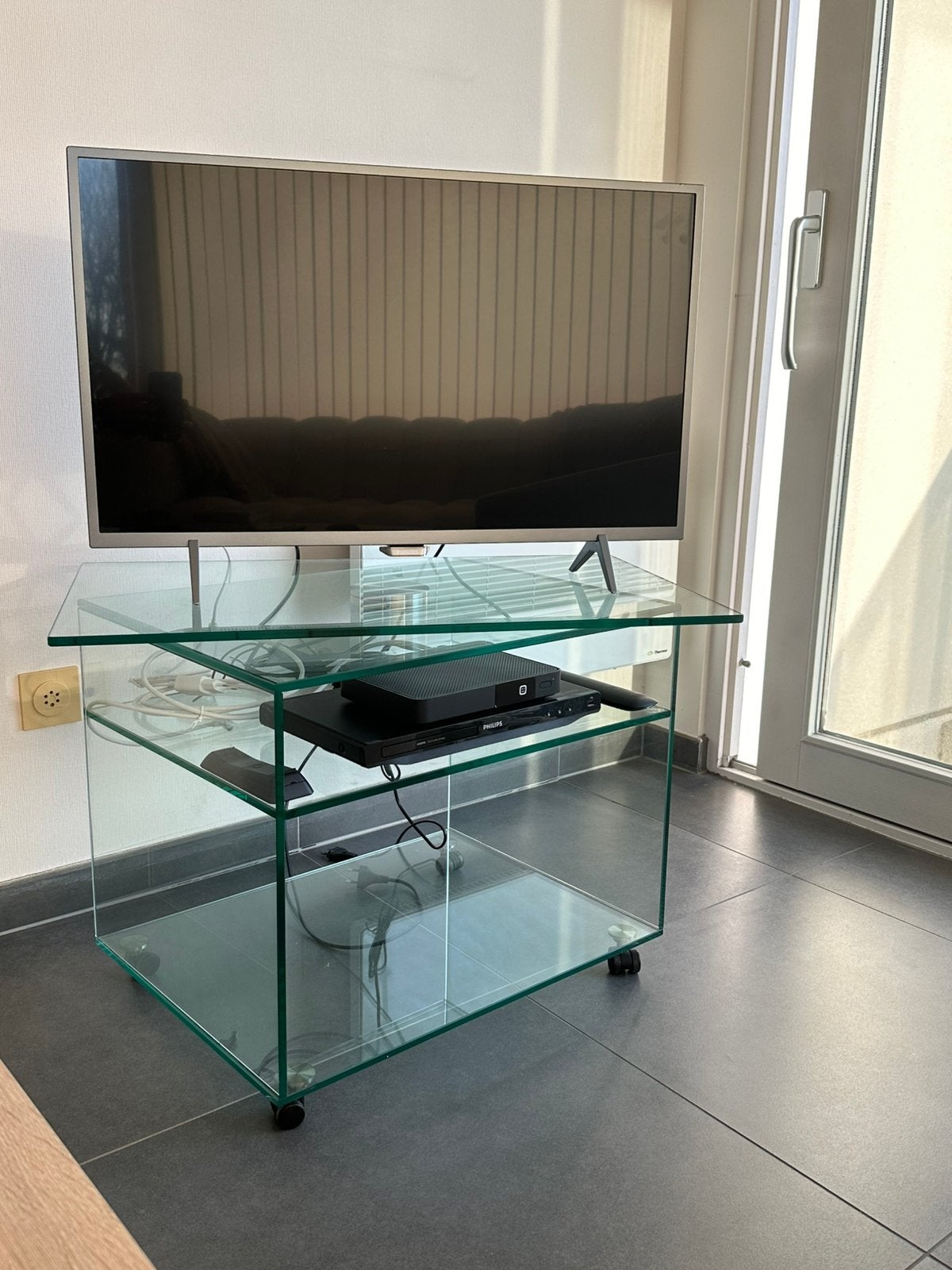 Glazen TV meubel met roterend tabet, Ophalen, Zo goed als nieuw