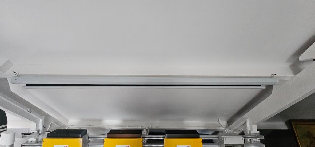 Elektrisch projectiescherm, Ophalen, Elektrisch