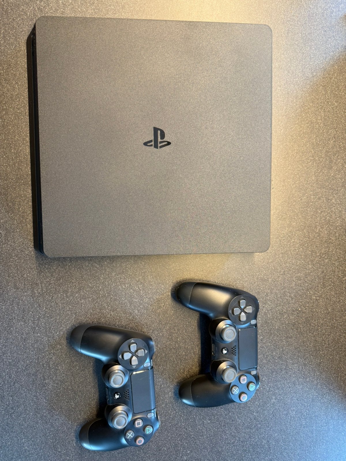 PlayStation 4 Slim 1TB - 2 manettes + 2 jeux, Consoles de jeu & Jeux vidéo, Comme neuf, Enlèvement, 1 TB, Avec jeux