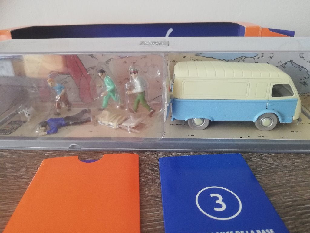 Voiture Tintin 1/43 diorama ambulance de la base, Enlèvement ou Envoi, Tintin, Comme neuf