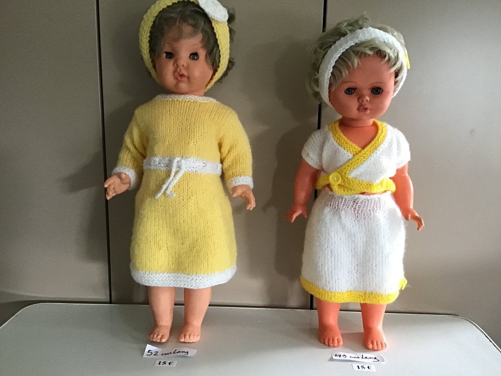 2 jolies poupées avec des vêtements tricotés à la main (15 €, Enlèvement ou Envoi, Comme neuf