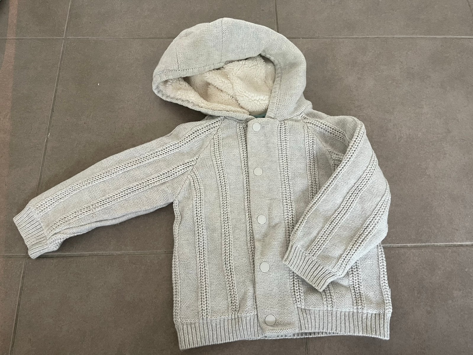 okaidi warme teddy gevoerde gebreide jas maat 86, Kinderen en Baby's, Babykleding | Maat 86, Ophalen, Zo goed als nieuw