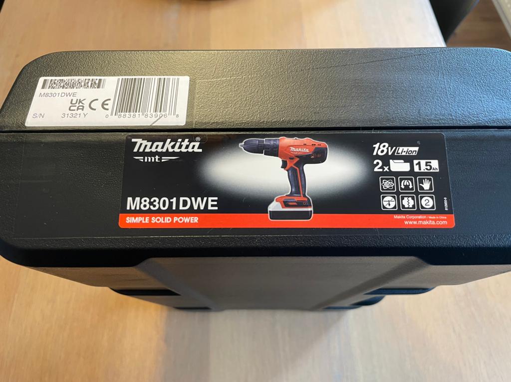 MAKITA M8301DWE 18V,  in koffer (2x 1,5Ah accu + lader), Enlèvement, Comme neuf