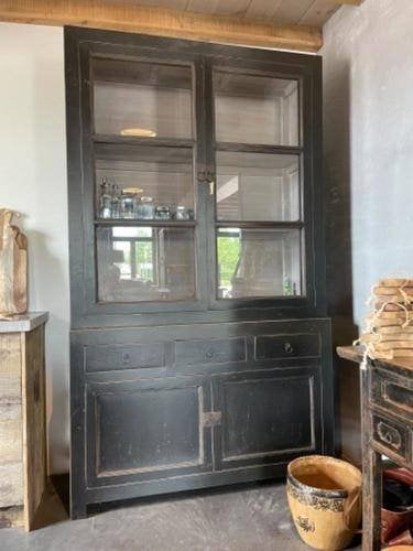 vitrinekast old pine zwart stoer zeer goede staat, Huis en Inrichting, Kasten | Vitrinekasten, Ophalen, 100 tot 150 cm, 200 cm of meer