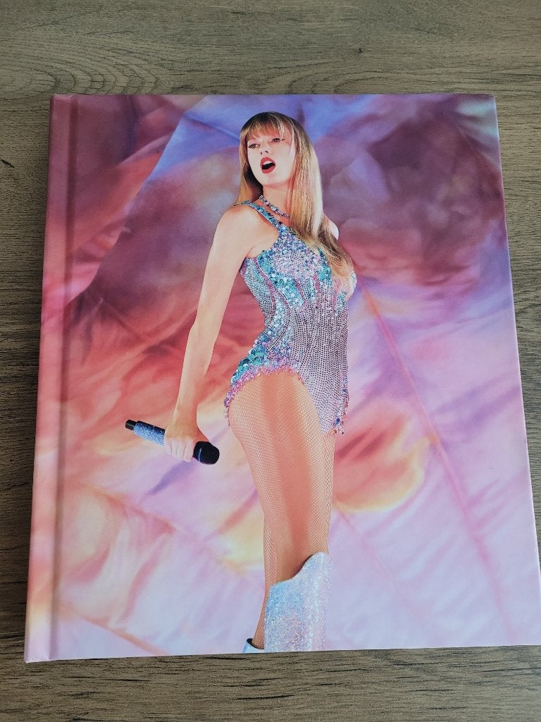 Taylor Swift – The Eras Tour Official Book Hardcover (2024), Verzenden, Zo goed als nieuw, Boek, Tijdschrift of Artikel