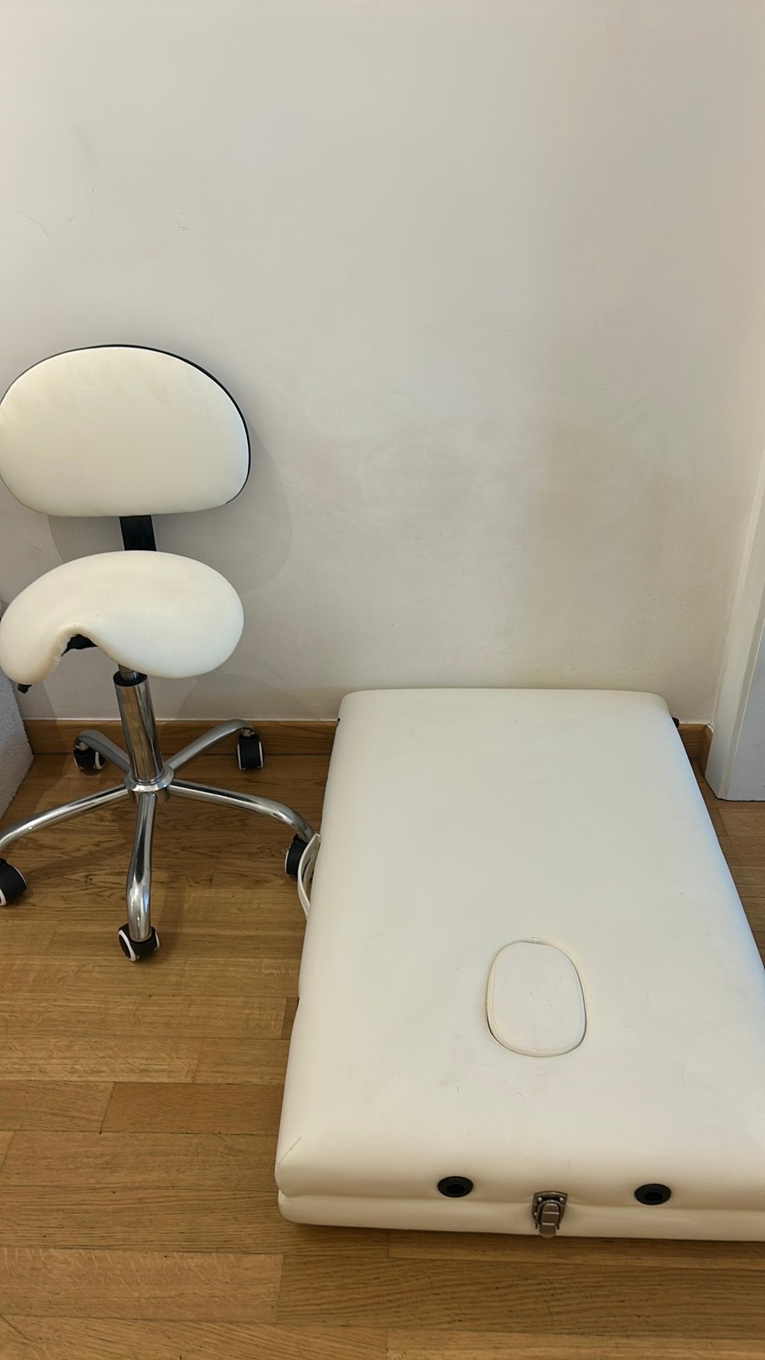 Table de massage + tabouret ergonomique blancs, Enlèvement, Comme neuf, Table de massage