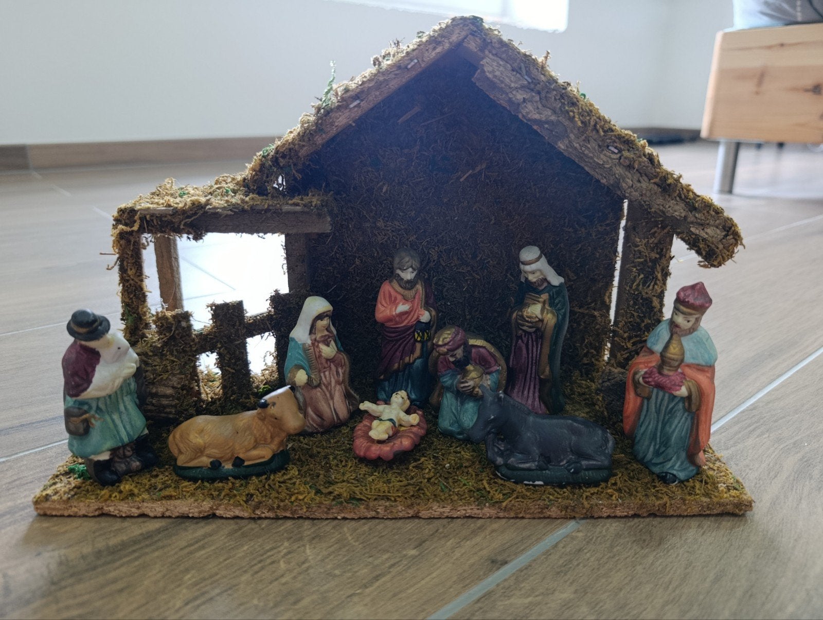crèche de Noël traditionnelle en bois et mousse avec Santons, Divers, Enlèvement, Comme neuf