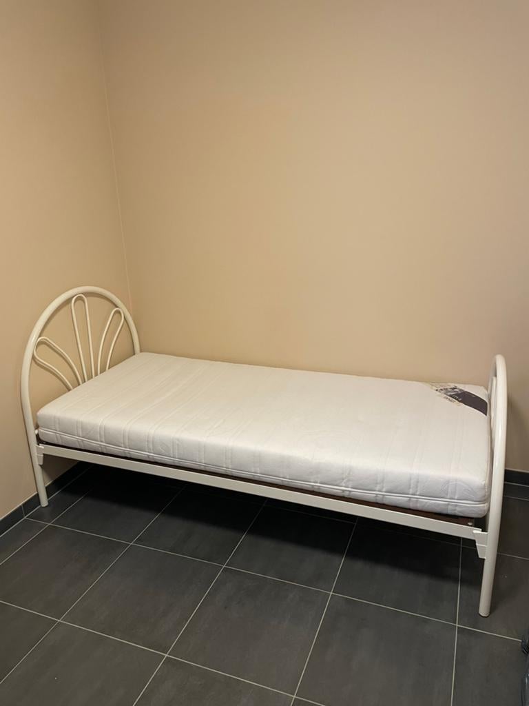 Lit simple robuste avec matelas et sommier à lattes, Maison & Meubles, Chambre à coucher | Canapés-lits, Utilisé, 90 cm, 210 cm