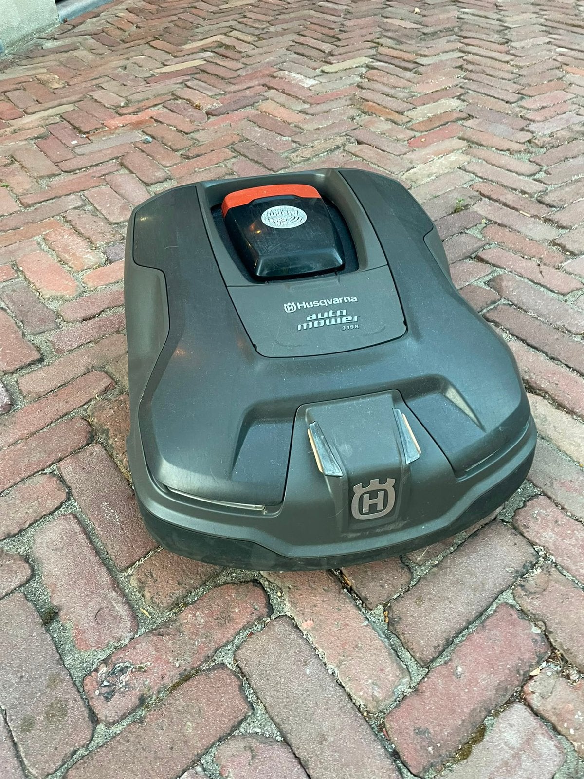 Grasmaaier met oplaad station, Ophalen, Zo goed als nieuw