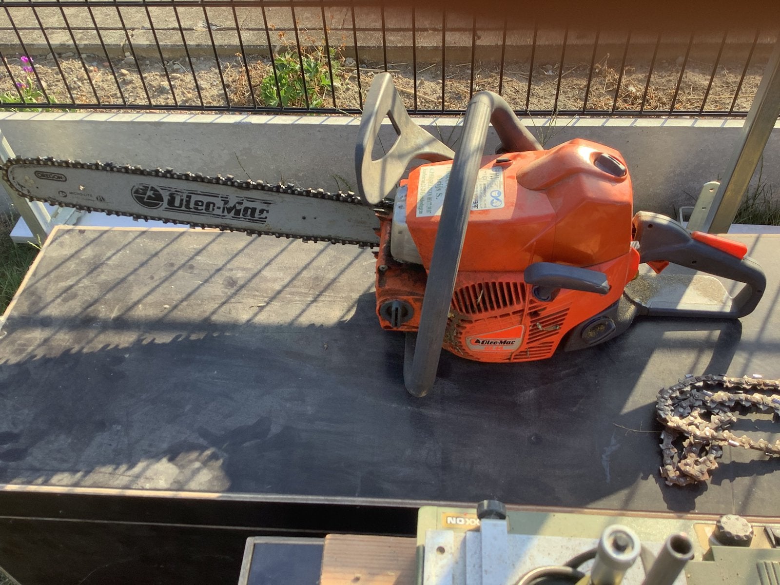 Ketingzaag op benzine met koffer en toebehoren, Tuin en Terras, Heggenscharen, Ophalen, Zo goed als nieuw, Benzine