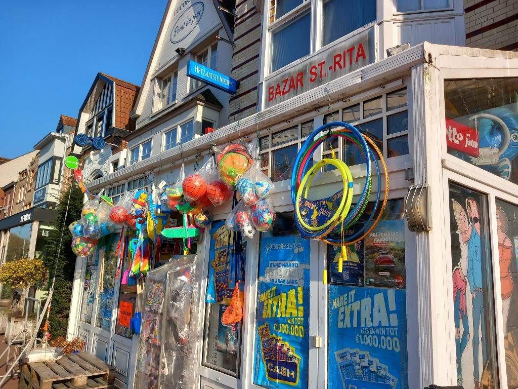 grote stockopruiming in Bazar St. Rita in De Haan, Verzamelen, Ophalen, Nieuw