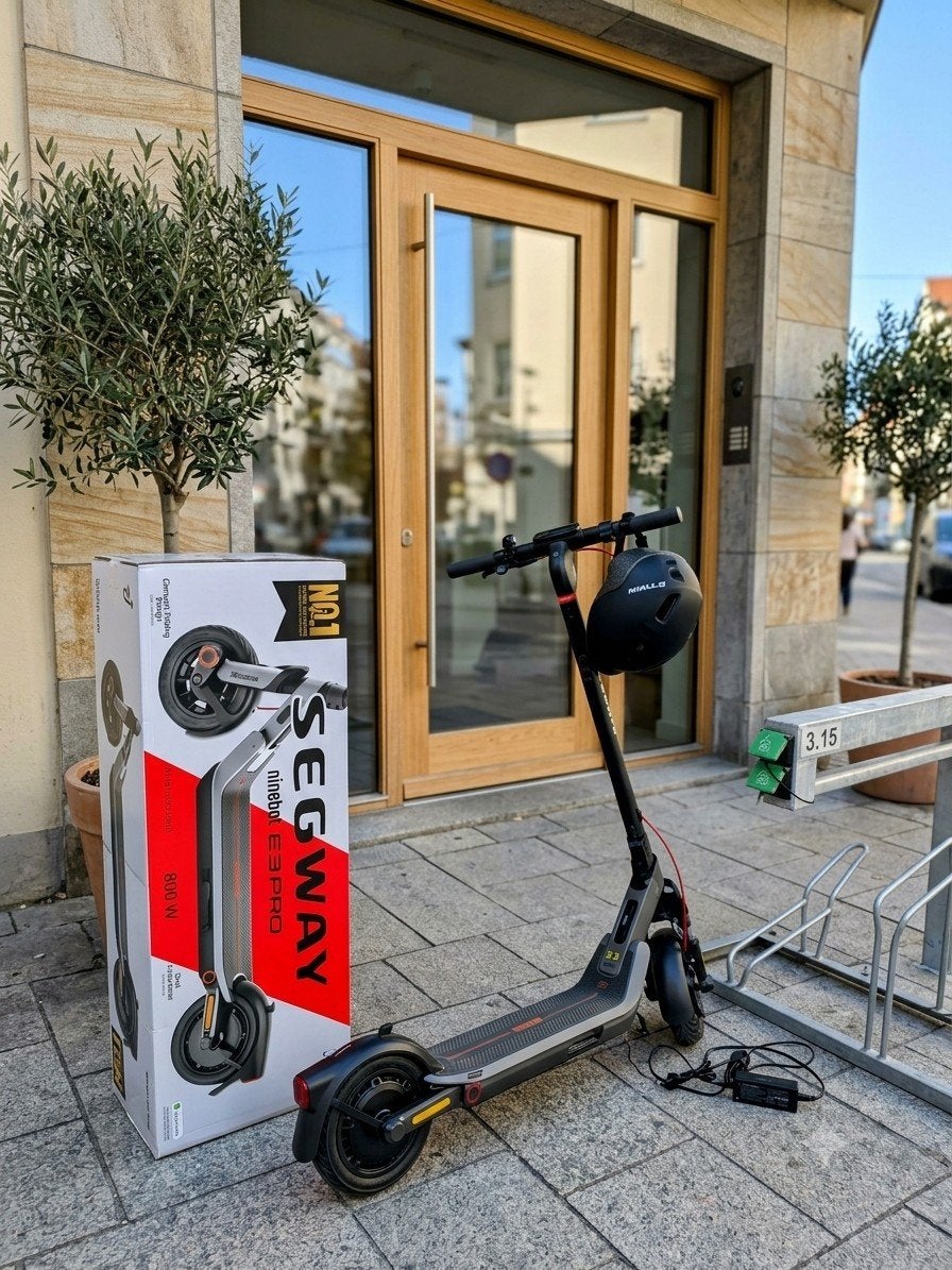 Segway Ninebot E3 Pro E (Nieuwstaat) + Helm, Slot & Garantie, Fietsen en Brommers, Ophalen, Zo goed als nieuw, Elektrische step (E-scooter)