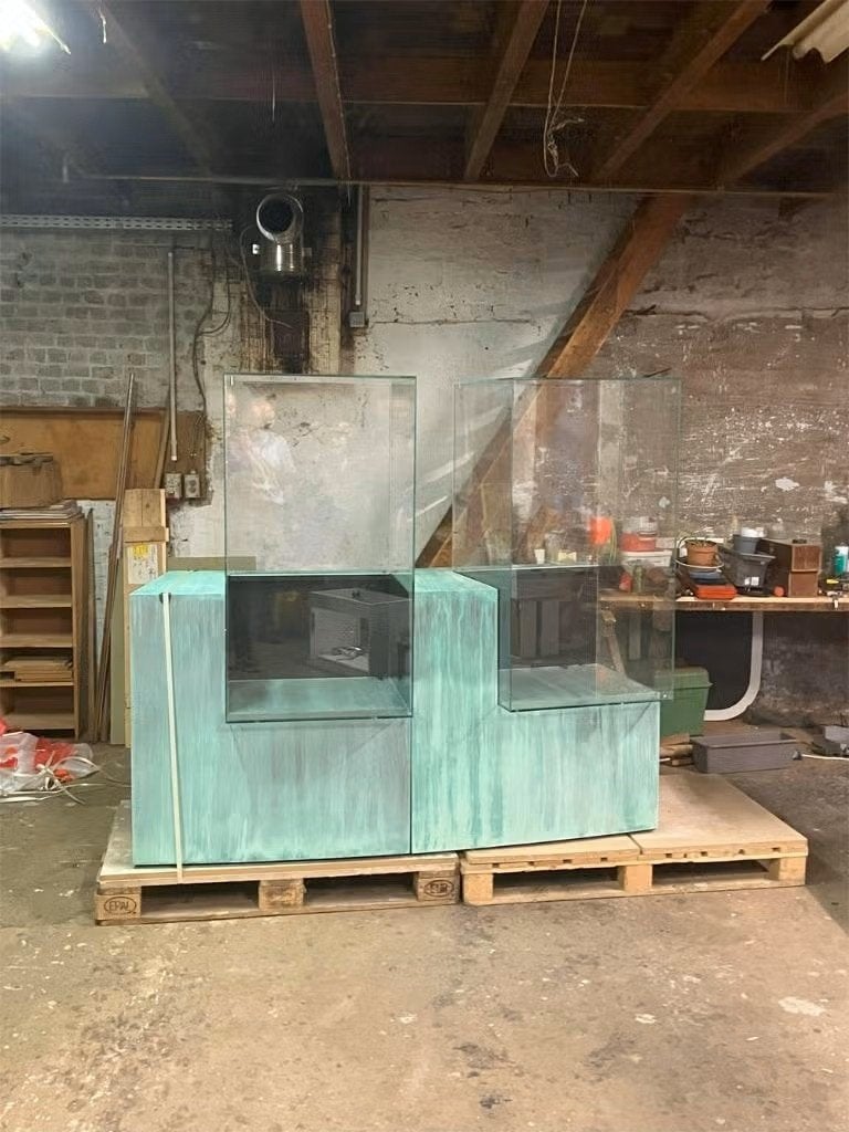Set van 2 Groene Vitrinekasten / Displaykasten, Verzamelen, Overige Verzamelen, Ophalen, Zo goed als nieuw