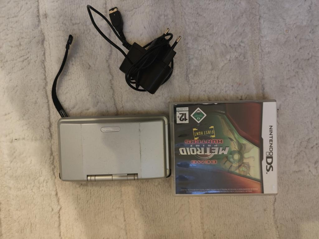 1 grijze Nintendo DS-console „tank”