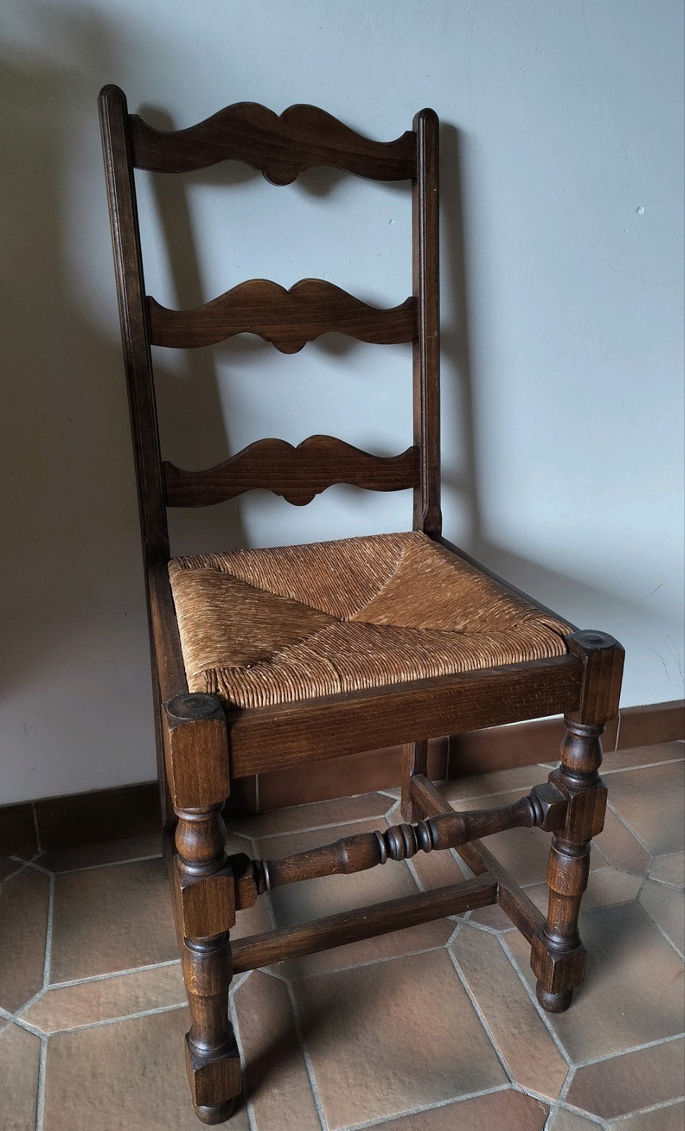 5 houten stoelen met rieten zitting. 5 euro per stoel., Ophalen, Gebruikt, Bruin, Vijf, Zes of meer stoelen