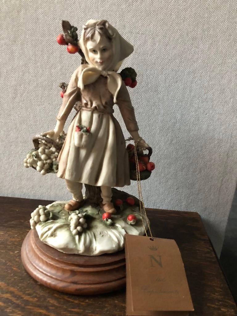 Capodimonte - porcelaine - fille avec des fruits, Enlèvement ou Envoi