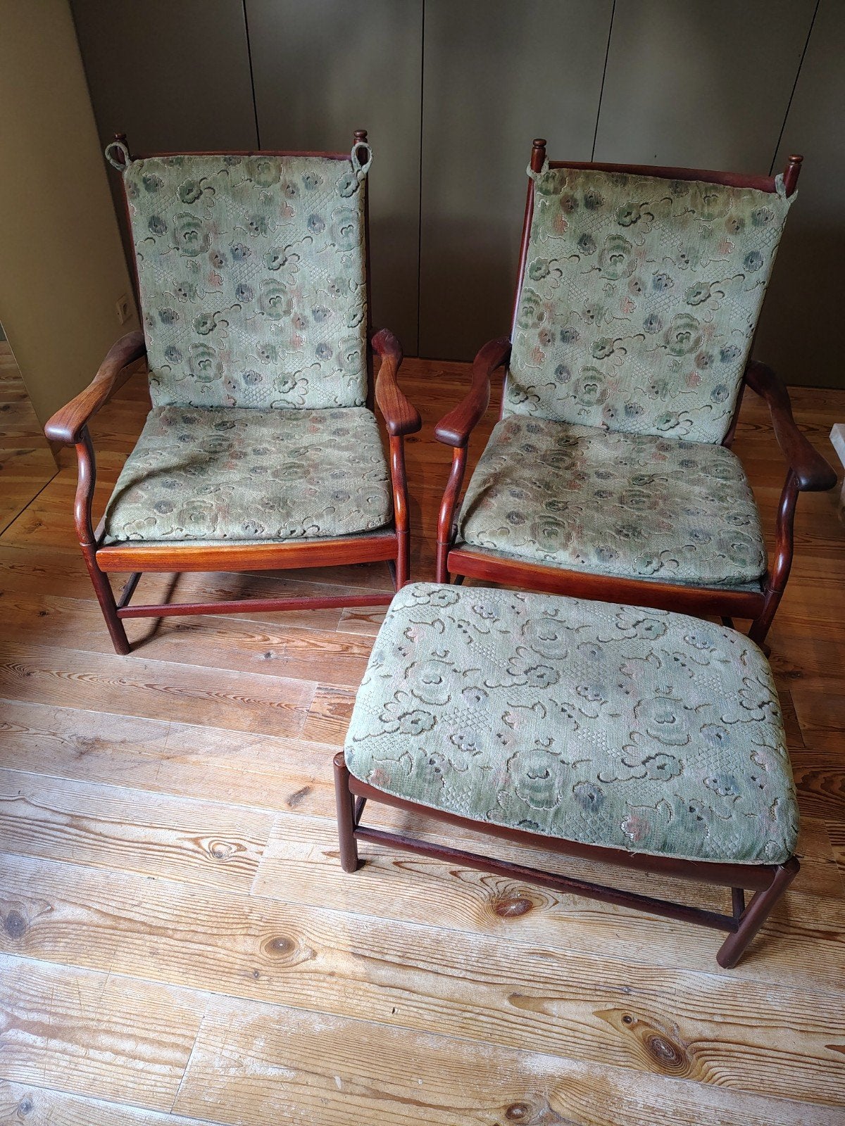 Ensemble de fauteuils Simmons, Enlèvement