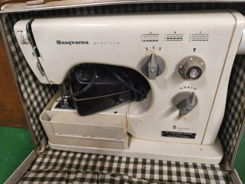 Naaimachine Husqvarna, Hobby & Loisirs créatifs, Machines à coudre & Accessoires, Enlèvement, Utilisé, Machine à coudre, Husqvarna