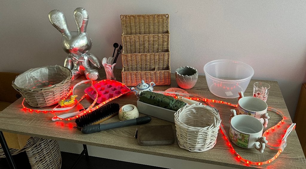 Alles wat op de tafel staat samen voor 4€ Rommelmarktspullen, Ophalen