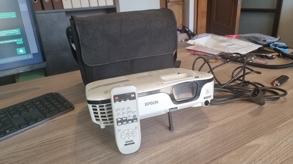 Epson beamer met draagtas – maximaal 10 branduren, Audio, Tv en Foto, Ophalen, Zo goed als nieuw, Epson